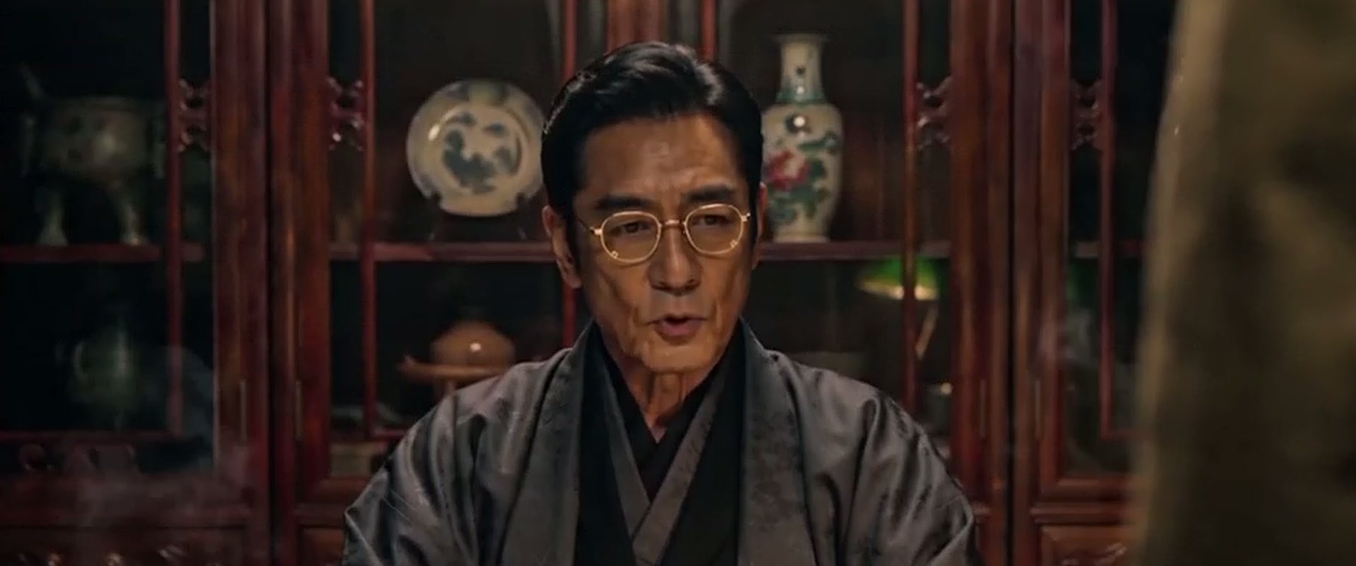 《铜鹤传奇》剧照：书房中戴眼镜的男人